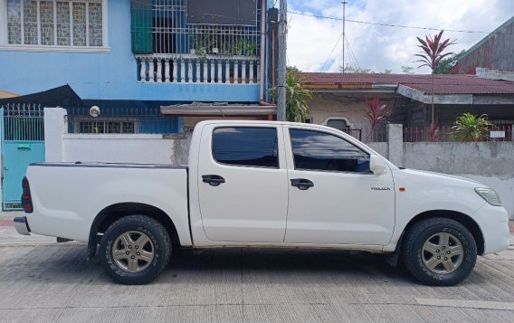 White Toyota Hilux 2013 for sale in Quezon City-2
