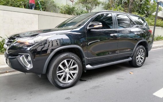 Selling White Toyota Fortuner 2017 in Manila-7