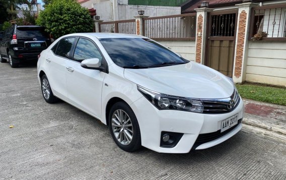 Selling Pearl White Toyota Altis 2014 in Quezon City