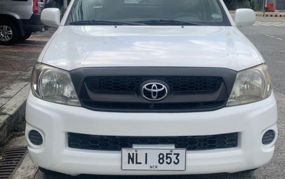 White Toyota Hilux 2009 for sale in Quezon City