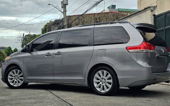 Sell White 2011 Toyota Sienna in Quezon City-1
