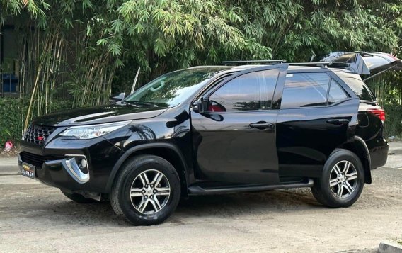 Selling White Toyota Fortuner 2019 in Manila