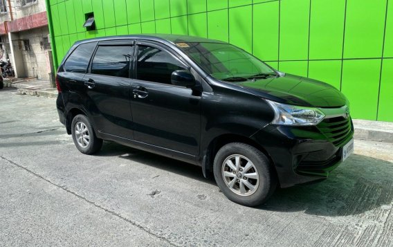 Selling White Toyota Avanza 2018 in Quezon City-2