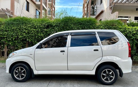 Sell White 2010 Toyota Avanza in Parañaque-2