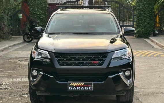 Selling White Toyota Fortuner 2019 in Manila-6