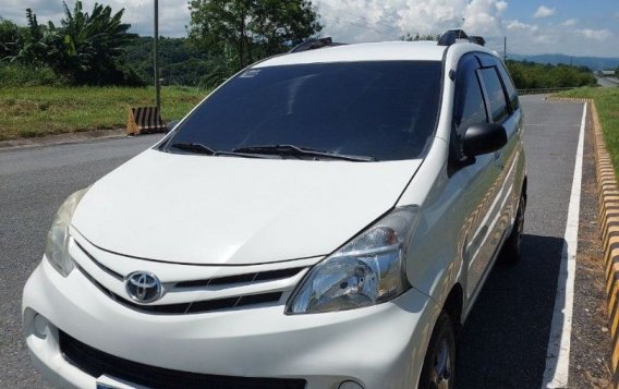 Selling White Toyota Avanza 2014 in Balanga-2
