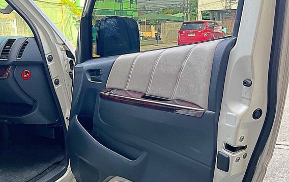 Sell Pearl White 2018 Toyota Hiace Super Grandia in Manila-6