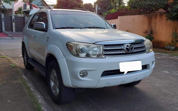 White Toyota Fortuner 2010 for sale in Quezon City-1