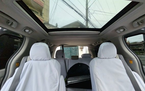 Sell White 2011 Toyota Sienna in Quezon City-5