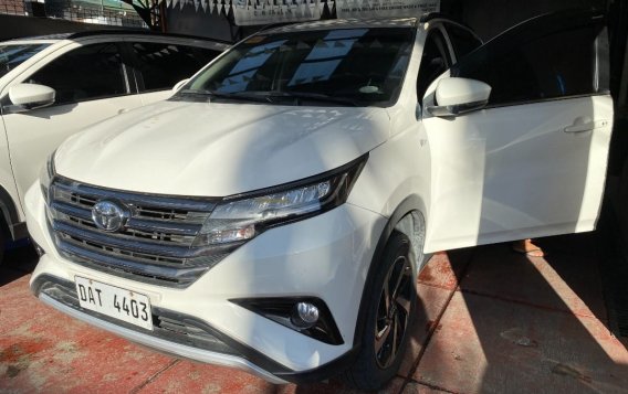 Selling White Toyota Rush 2021 in Quezon City-2
