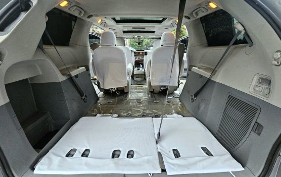 Sell White 2011 Toyota Sienna in Quezon City-6