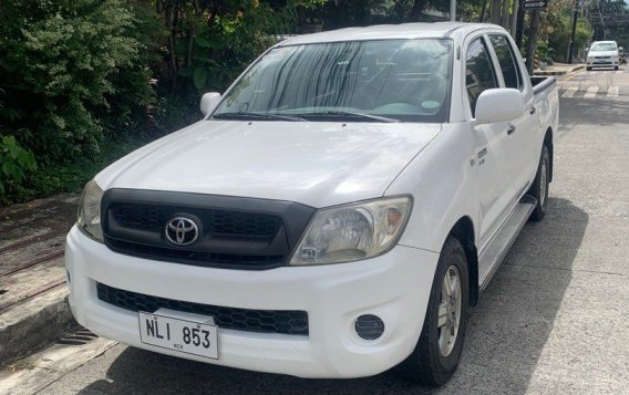 White Toyota Hilux 2009 for sale in Quezon City-1