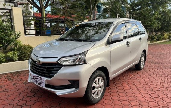 Selling Silver Toyota Avanza 2017 in Manila-1