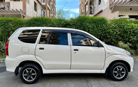 Sell White 2010 Toyota Avanza in Parañaque-3