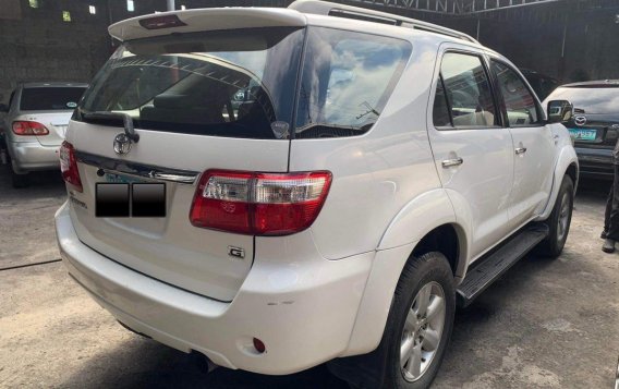 Selling White Toyota Fortuner 2010 in Quezon City-1