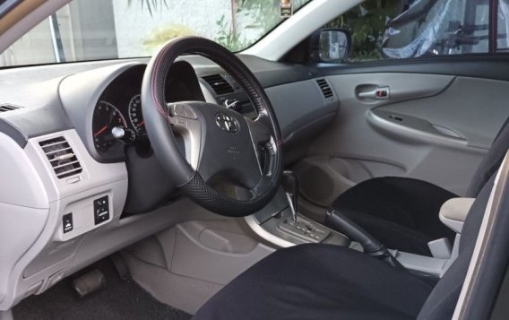 Selling White Toyota Altis 2010 in Manila-6