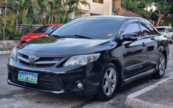 Selling White Toyota Altis 2013 in Manila-1