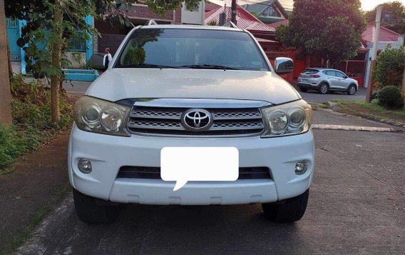 White Toyota Fortuner 2010 for sale in Quezon City-2