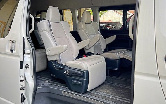 Sell Pearl White 2018 Toyota Hiace Super Grandia in Manila-4