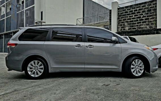 Sell White 2011 Toyota Sienna in Quezon City-3