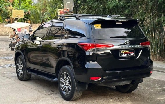 Selling White Toyota Fortuner 2019 in Manila-3