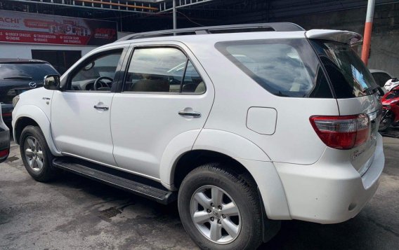 Selling White Toyota Fortuner 2010 in Quezon City-2