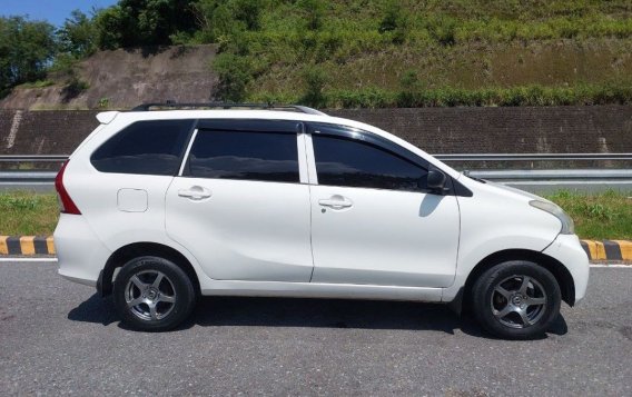 Selling White Toyota Avanza 2014 in Balanga-1
