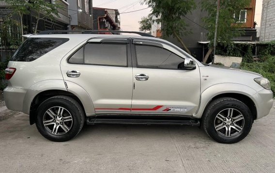 Selling White Toyota Fortuner 2009 in Quezon City-1