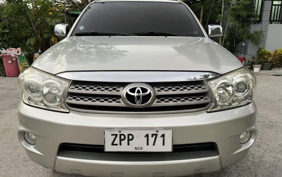 Selling White Toyota Fortuner 2009 in Quezon City-2