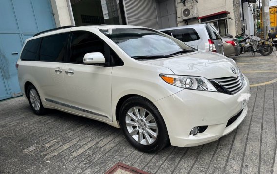 White Toyota Sienna 2014 for sale in Quezon City-2