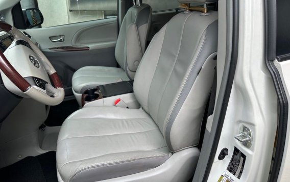 White Toyota Sienna 2014 for sale in Quezon City-5