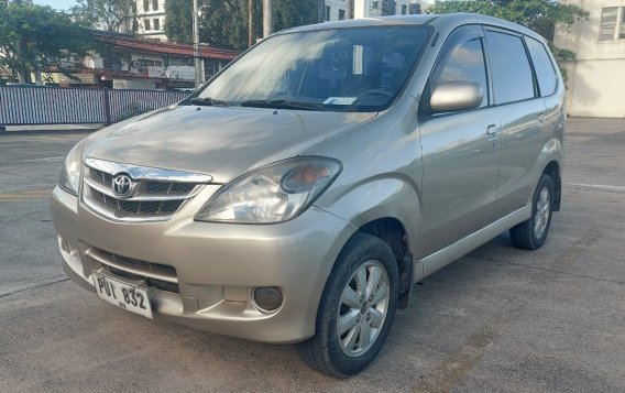 Selling White Toyota Avanza 2010 in Manila-1