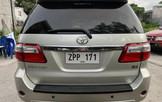 Selling White Toyota Fortuner 2009 in Quezon City-3