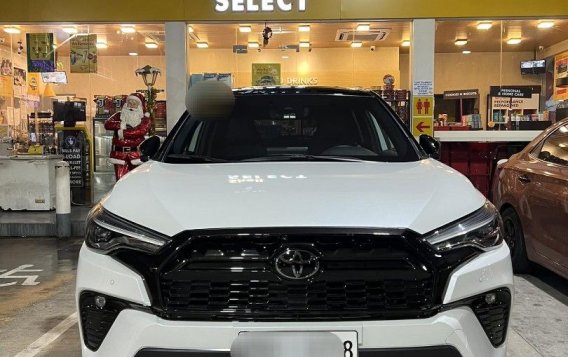 Selling White Toyota Corolla Cross 2023 in Manila