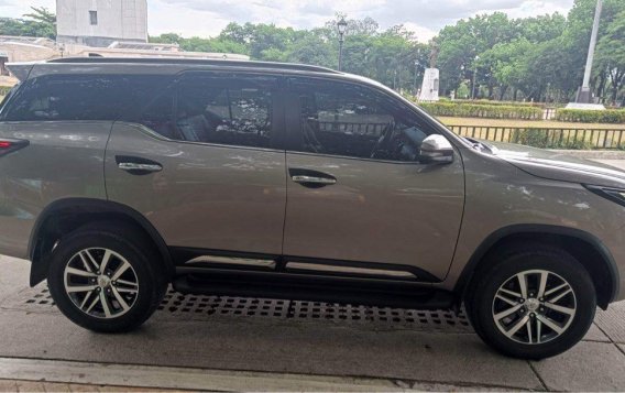 Selling Bronze Toyota Fortuner 2020 in Manila-3