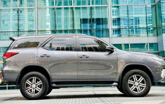 Selling White Toyota Fortuner 2019 in Makati-3