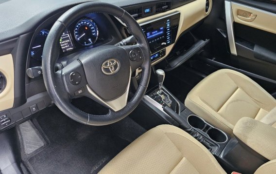White Toyota Camry 2018 for sale in Quezon City-1