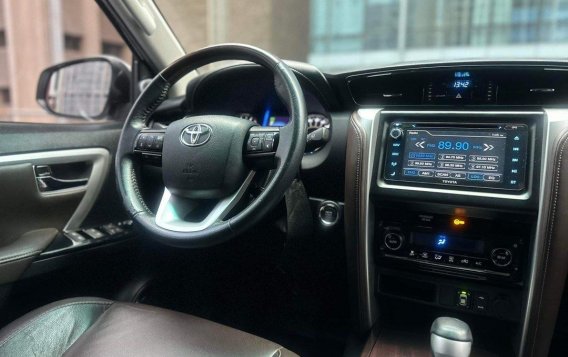 Selling White Toyota Fortuner 2019 in Makati-7