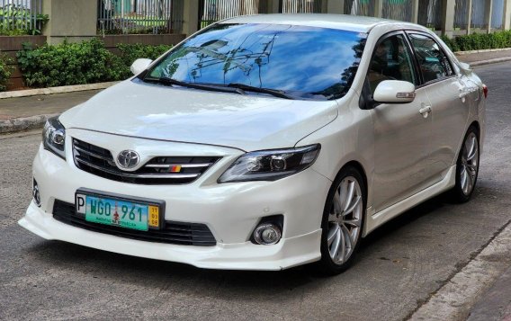 Selling White Toyota Altis 2013 in Marikina