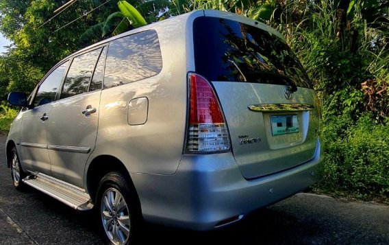 Selling White Toyota Innova 2011 in Quezon City-2