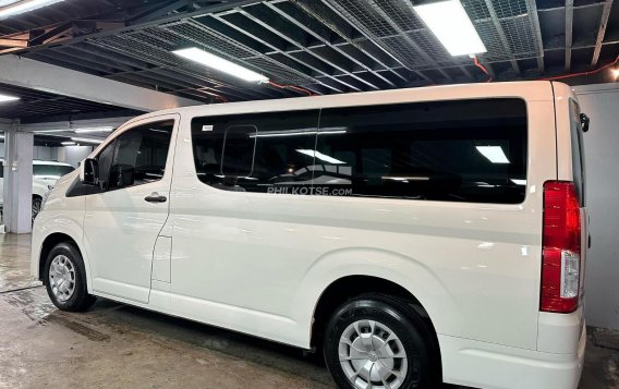 2022 Toyota Hiace  Commuter Deluxe in Manila, Metro Manila-14