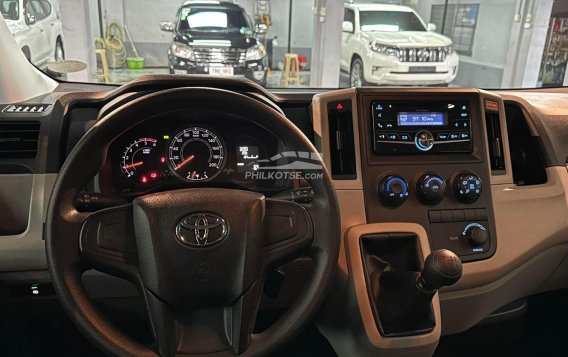 2022 Toyota Hiace  Commuter Deluxe in Manila, Metro Manila-6