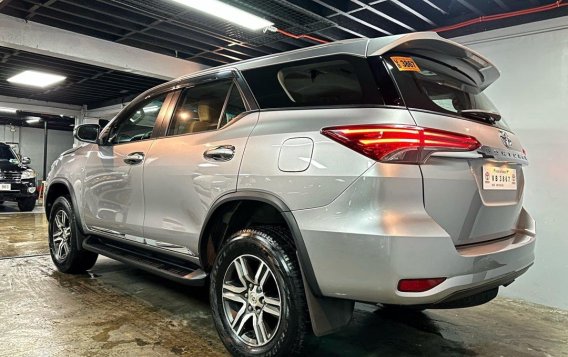 Selling White Toyota Fortuner 2017 in Manila-2