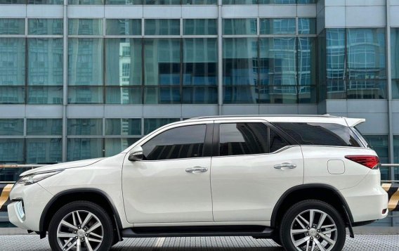 Selling White Toyota Fortuner 2017 in Makati-6