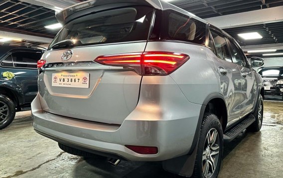 Selling White Toyota Fortuner 2017 in Manila-3