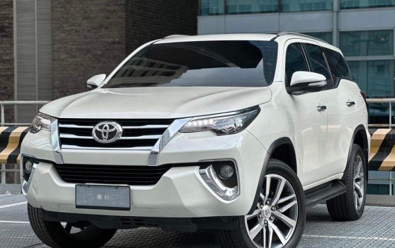 Selling White Toyota Fortuner 2017 in Makati-2