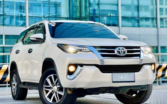 Selling White Toyota Fortuner 2017 in Makati-2