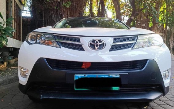 Sell Pearl White 2014 Toyota Rav4 in Manila-4