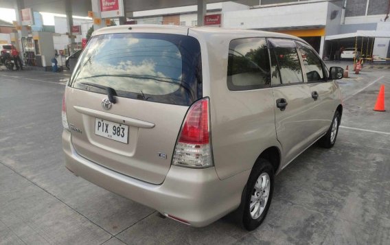 Selling White Toyota Innova 2011 in Taguig-2