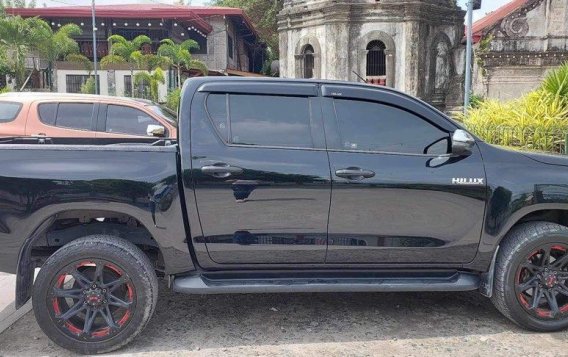 Sell White 2018 Toyota Hilux in Bacolor-1